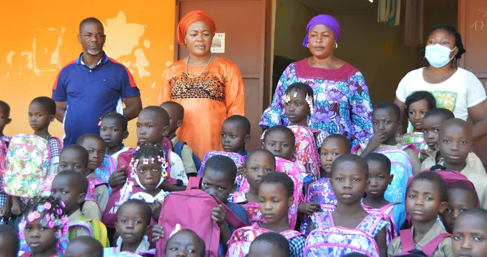 appui-a-la-scolarisation-la-presidente-de-la-fondation-awi-offre-pres-de-200-kits-a-des-ecoliers-de-touba