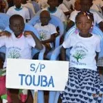 celebration-de-l-excellence-et-appui-aux-eleves-defavorises-moussa-sanogo-distribue-10-000-kits-scolaires-a-des-ecoliers-dans-le-bafing