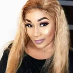 showbiz-emma-lohoues-s-affiche-en-bikini-tres-sexy-a-la-piscine-et-offre-un-dehanchement-a-ses-fans