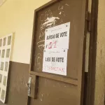 songon-bimbresso-les-bureaux-de-vote-attendent-les-electeurs-calme-plat-dans-les-differents-centres-des-jeunes-attroupes-a-des-carrefours