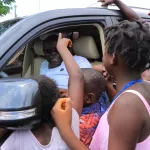 koumassi-apres-avoir-vote-au-grand-campement-le-maire-cisse-bacongo-happe-par-la-foule-a-marcory