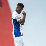 football-wilfried-zaha-pose-ses-valises-a-roc-nation-sports