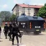 cocody-six-chars-de-la-bae-pour-faire-lever-les-barrages-dresses-a-blockhaus