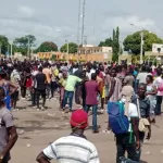crise-postelectorale-des-manifestants-paralysent-la-ville-en-occupant-les-arteres-principales