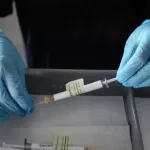 covid-19-les-laboratoires-pharmaceutiques-pfizer-et-biontech-annoncent-que-leur-vaccin-est-efficace-a-90