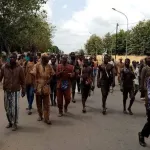 manifestations-a-katiola-des-dozos-chasseurs-traditionnels-paradent-dans-la-ville-pour-parer-a-toute-eventualite