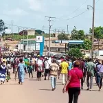 daoukro-des-jeunes-erigent-des-barrages-dans-certains-quartiers-apres-les-affrontements-meurtriers-du-lundi-le-couvre-feu-peu-respecte