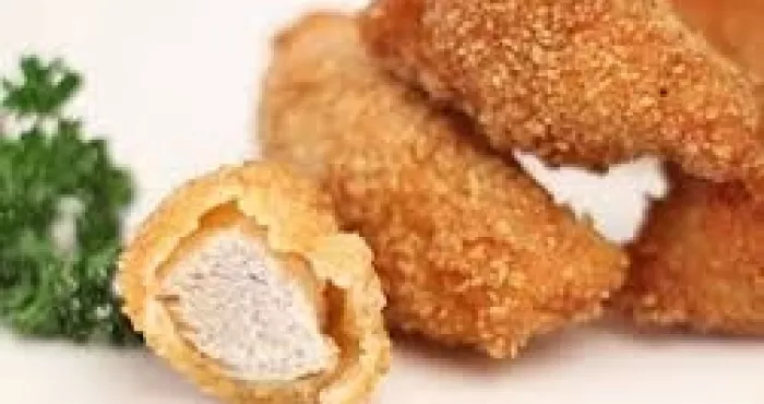 comment-reussir-son-poulet-pane-a-la-maison-accompagne-de-salade-et-d-un-bon-pain-croustillant