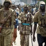 kong-le-comportement-des-dozos-chasseurs-traditionnels-decrie-le-prefet-tape-du-poing-sur-la-table