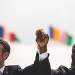 3e-mandat-emmanuel-macron-deroule-le-tapis-rouge-a-alassane-ouattara