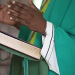 un-pretre-catholique-revolte-contre-macron-apres-ses-felicitations-a-ouattara