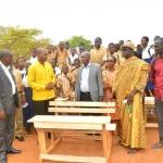 affaire-des-eleves-prennent-les-cours-a-meme-le-sol-dans-un-lycee-a-diabo-jacques-assahore-tient-sa-promesse-en-offrant-150-table-bancs