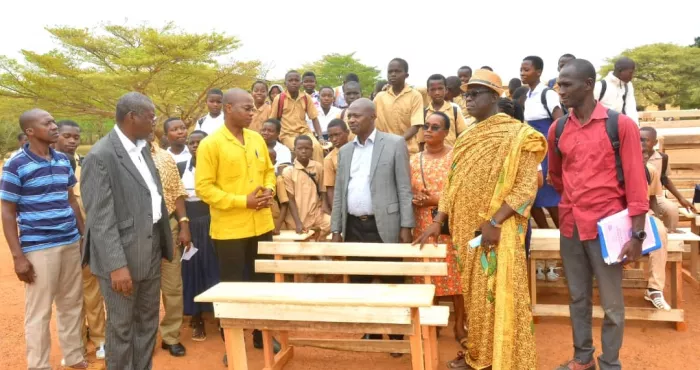 affaire-des-eleves-prennent-les-cours-a-meme-le-sol-dans-un-lycee-a-diabo-jacques-assahore-tient-sa-promesse-en-offrant-150-table-bancs