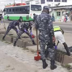45eme-edition-de-l-operation-grand-menage-a-koumassi-la-police-et-la-population-a-la-tache-les-caniveaux-du-boulevard-du-cameroun-nettoyes
