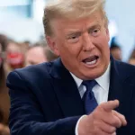 devant-ses-partisans-donald-trump-s-enferre-un-peu-plus-dans-le-deni