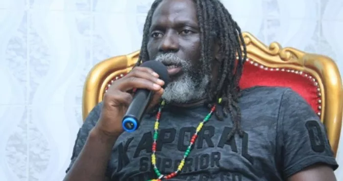 tiken-jah-rompt-le-silence-et-met-en-garde-vous-n-aurez-pas-ma-voix-pour-vos-ambitions-machiaveliques