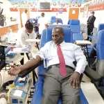 le-ministre-essis-esmel-et-200-travailleurs-font-un-don-de-sang