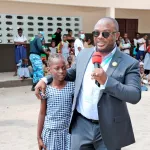 dr-emmou-remet-les-cles-d-un-batiment-de-6-classes-a-adjahui-coube