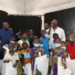 arbre-de-noel-singuila-offre-le-sourire-aux-enfants-d-abobo