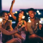 une-mere-de-40-ans-couche-avec-5-amis-mineurs-de-son-fils-pendant-la-soiree-de-son-anniversaire