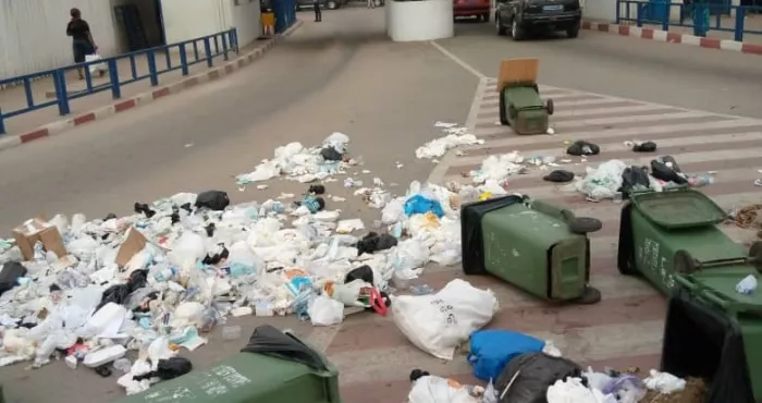 sante-des-agents-grevistes-deversent-des-ordures-a-l-entree-du-chu-de-treichville-les-raisons