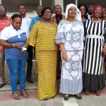 sante-maternelle-et-infantile-l-ong-sauvons-2-vies-remet-5-capsules-pedagogiques-a-la-directrice-de-l-infas