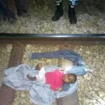un-train-passe-sur-un-bebe-abandonne-par-sa-mere
