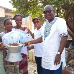 yamoussoukro-changement-climatique-le-lt-col-yao-marcel-refacc-offre-un-arbre-de-noel-ecologique-et-des-kits-a-plusieurs-femmes