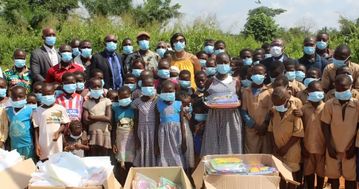 education-nationale-100-kits-scolaires-et-divers-equipements-remis-aux-eleves-de-l-ecole-primaire-aboka