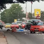 cocody-ii-plateaux-ena-un-fou-seme-la-pagaille-sur-la-voie-et-fait-fuir-plusieurs-personnes