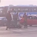 grand-carrefour-de-koumassi-un-automobiliste-renverse-grievement-un-motocycliste-et-prend-la-fuite-la-police-le-pourchasse