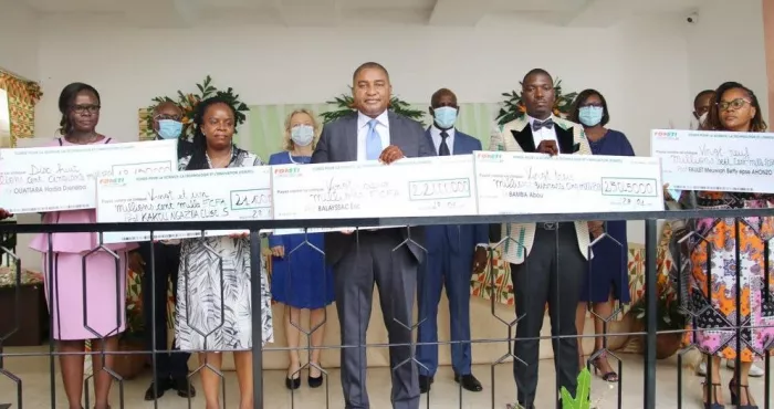fonds-pour-la-science-la-technologie-et-l-innovation-fonsti-des-cheques-d-un-montant-total-de-113-995-000-francs-remis