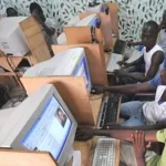 abobo-une-bande-de-6-brouteurs-mis-aux-arrets-apres-avoir-menace-d-exposer-la-nudite-d-un-jeune-europeen-de-16-ans-le-film-de-leur-arrestation