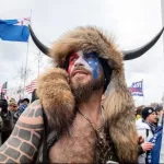 etats-unis-le-qanon-shaman-qui-avait-participe-aux-emeutes-du-capitole-en-veut-a-donald-trump