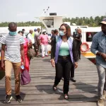 relance-du-tourisme-nasseneba-toure-echange-avec-les-operateurs-du-secteur-a-l-ile-bouley-et-s-engage-a-les-soutenir