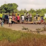 accident-mortel-dans-un-village-a-divo-un-car-ecrase-deux-individus-sur-un-tricycle-a-gobiakoko-et-prend-la-fuite-les-villageois-bloquent-la-route