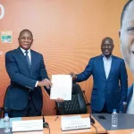 nouveau-siege-du-rhdp-adama-bictogo-recoit-les-documents-relatifs-au-terrain