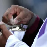 rite-des-cendres-biblique-ou-satanique-un-pretre-ivoirien-se-prononce