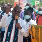 lolobo-pour-ses-actions-de-developpement-la-population-rend-hommage-au-dg-de-l-arre