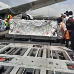 covid-19-la-cote-d-ivoire-receptionne-504-000-doses-de-vaccin-la-liste-des-personnes-concernees-par-la-premiere-de-vaccination-qui-demarre-ce-lundi