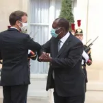 alassane-ouattara-et-emmanuel-macron-se-rencontrent-autour-d-un-diner
