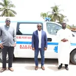 port-bouet-le-maire-emmou-sylvestre-equipe-le-centre-de-sante-caritas-d-une-ambulance-medicalisee