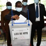 legislatives-2021-a-cocody-bedie-parle-des-microbes-apres-avoir-vote-ce-qu-il-demande-a-la-cei-et-au-gouvernement