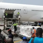 covid-19-le-role-joue-par-bollore-transport-and-logistics-dans-la-livraison-de-plus-de-500-000-doses-de-vaccins-et-de-seringues