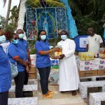 careme-chretien-un-operateur-mobile-fait-une-tournee-de-remise-de-dons-aux-communautes-catholiques