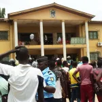 aboisso-destruction-d-une-stele-rhdp-des-jeunes-prennent-d-assaut-la-mairie-le-vehicule-du-2eme-adjoint-au-maire-cabosse