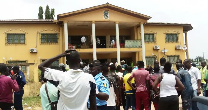 aboisso-destruction-d-une-stele-rhdp-des-jeunes-prennent-d-assaut-la-mairie-le-vehicule-du-2eme-adjoint-au-maire-cabosse