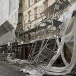 un-echafaudage-chute-d-un-immeuble-au-plateau-et-fait-une-victime
