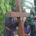 celebration-du-chemin-de-croix-l-eglise-invite-les-fideles-a-etre-des-hommes-de-verite-et-obeissants-le-message-du-pere-hermann-kadio