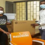 soutien-aux-restaurants-maquis-et-bars-d-abobo-une-brasserie-offre-du-materiel-informatique-et-du-mobilier-a-l-apambra